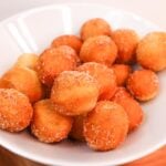 Trous de beignets sucrés à la cannelle