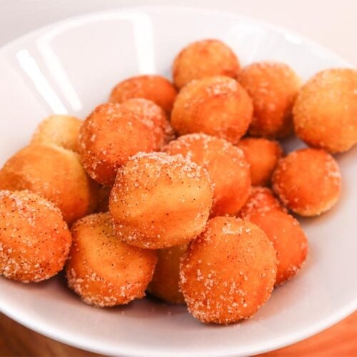 Trous de beignets sucrés à la cannelle