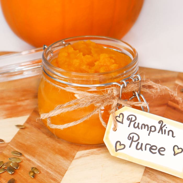 Purea di zucca fatta in casa etichettata in un barattolo di vetro