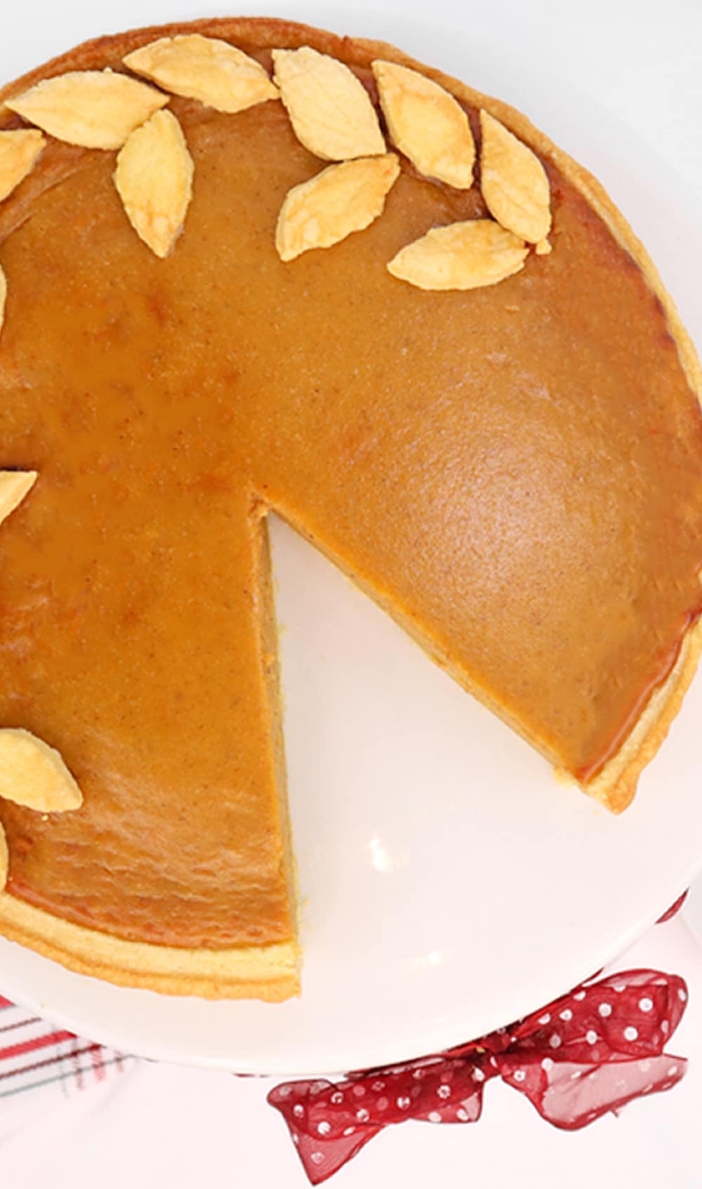 Gesneden pompoentaart met een topping van bladerdeeg en zanddeeg