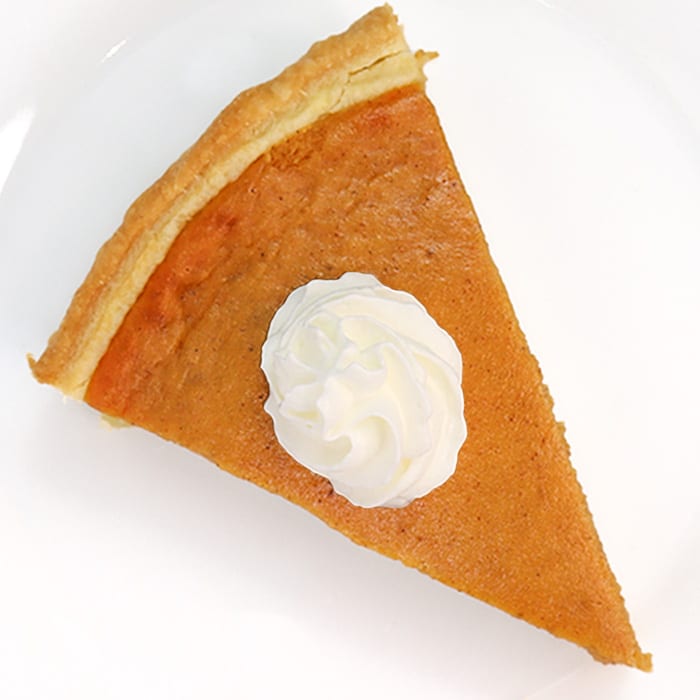 Pompoentaartplak op een bord met crème topping