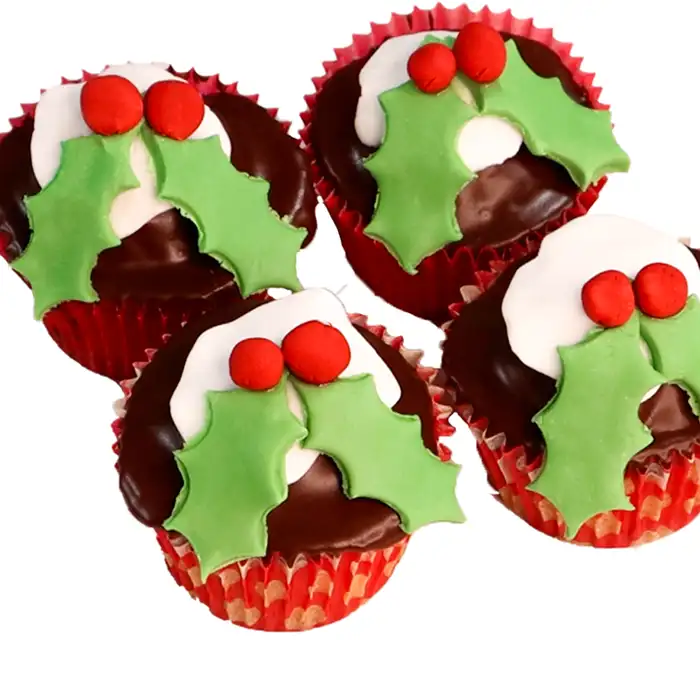 Christmas Pudding Cupcakes mit Fondant-Stechpalmenblättern