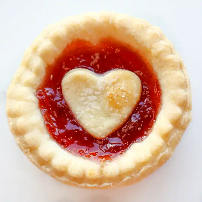 Einfach zuzubereitendes Marmeladen-Tarte-Gebäck mit herzförmiger Mitte