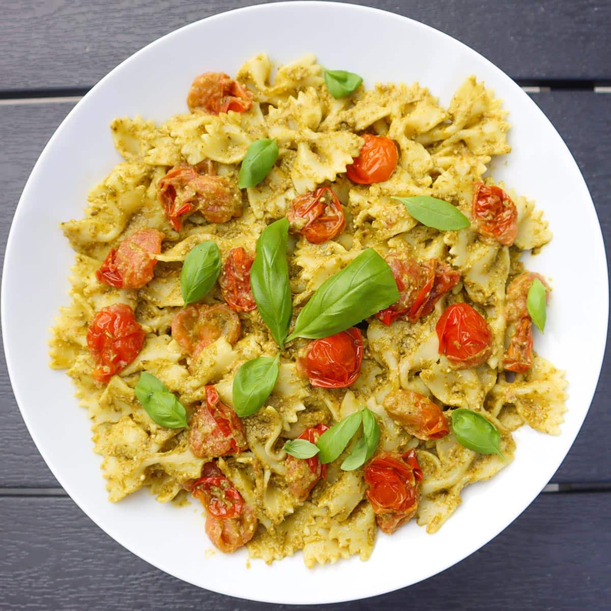 Pasta al pesto en un plato de pasta