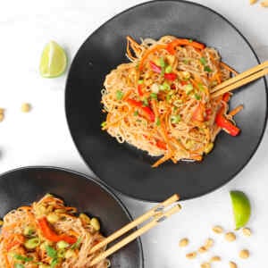 Fideos tailandeses con maní