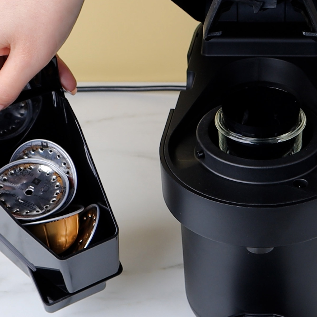 Magimix 11399 Macchina Da Caffè Nespresso Vertuo, Nero, Tecnologia Centrifusion, 5 Dimensioni Di Tazza, 12 Capsule Incluse