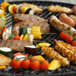 Daging dan sayuran panggang di atas barbekyu, menampilkan berbagai gaya memasak.