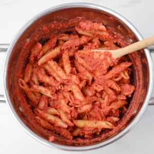 Rote-Bete-Hummus-Nudeln