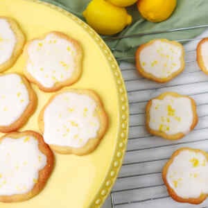 Biscotti allo zucchero con glassa al limone