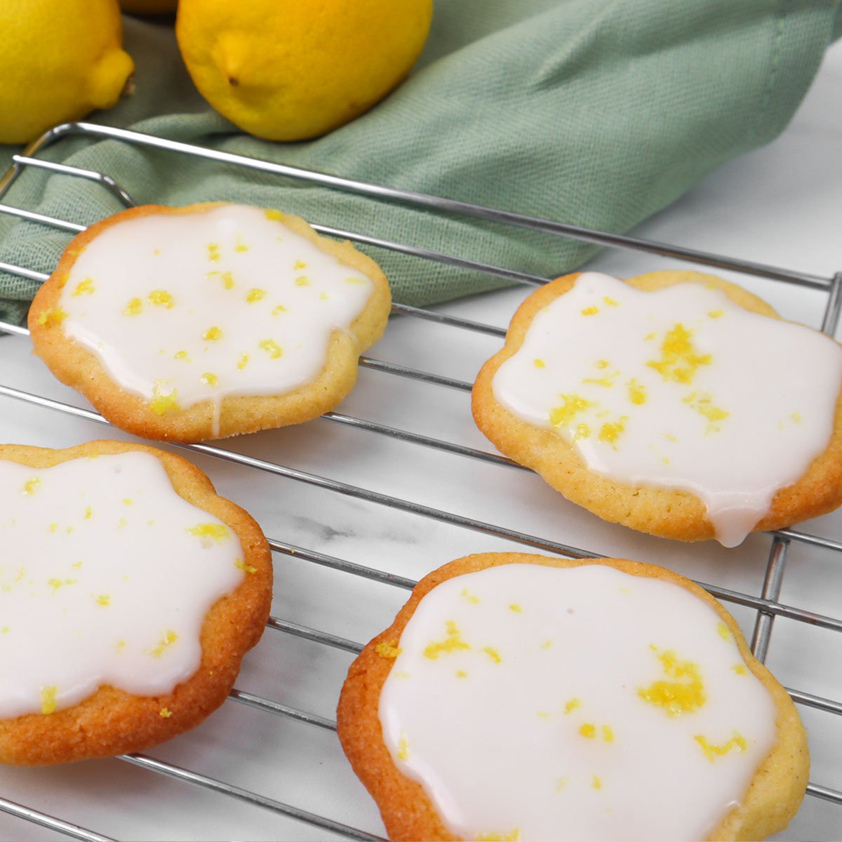 Biscotti allo zucchero con glassa al limone
