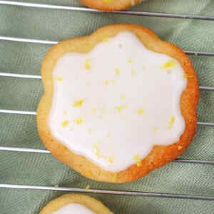 Biscotti allo zucchero con glassa al limone