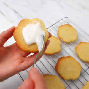 Biscotti allo zucchero con glassa al limone