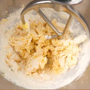 Biscotti allo zucchero con glassa al limone