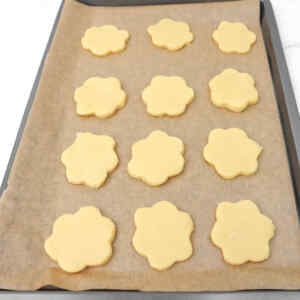 Biscotti allo zucchero con glassa al limone