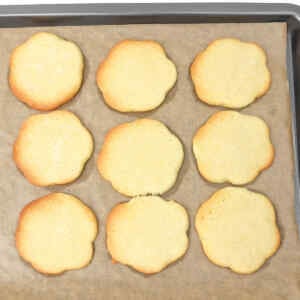 Biscotti allo zucchero con glassa al limone
