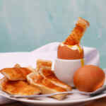 Sarapan prajurit telur dengan roti panggang yang dicelupkan ke atasnya