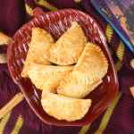 Sepiring pasties labu berwarna coklat keemasan yang tersusun rapi.