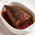 Carne bovina tri tip, também conhecida como contrafilé, assada em uma assadeira branca