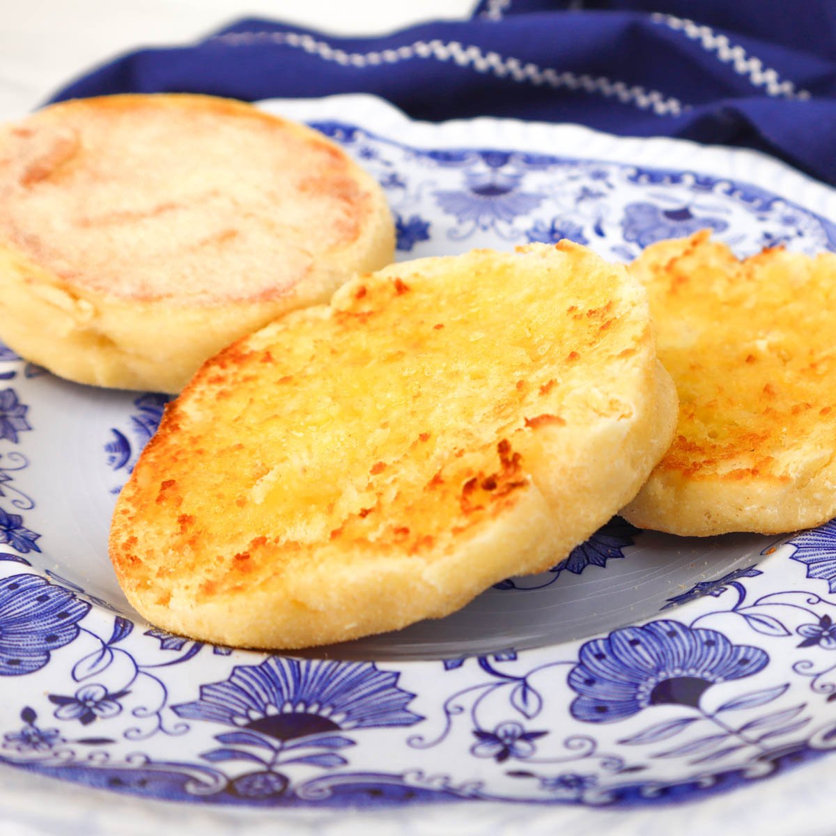 Muffins anglais Muffins anglais grillés sur une assiette décorative.