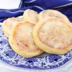 Muffin Inggris yang baru dipanggang di piring dekoratif.