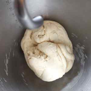 Une boule de pâte dans un saladier, prête à servir à la confection de muffins anglais.