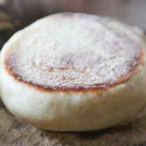 Un muffin anglais doré, légèrement fariné.
