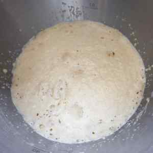 Un bol de pâte à muffins anglais qui lève.