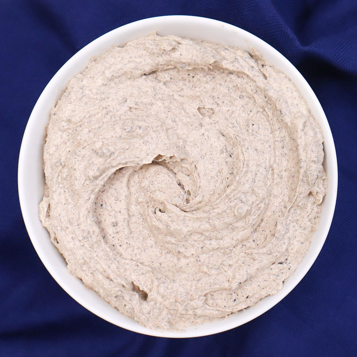 Semangkuk krim mentega Oreo yang lembut dengan tekstur yang berputar-putar.