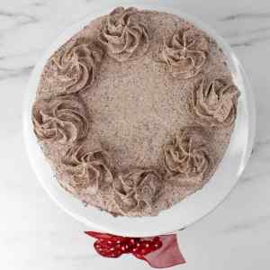 Tampilan atas kue Oreo yang dihias dengan pusaran frosting di tepinya.