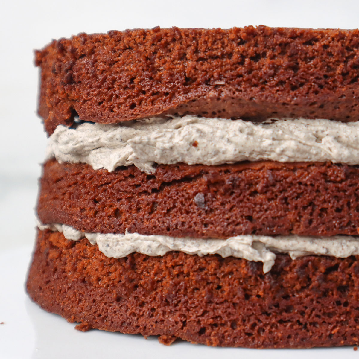 Lapisan kue coklat dengan isian Oreo yang lembut di antaranya.