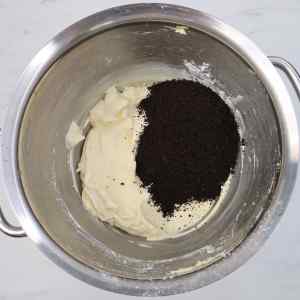 Mangkuk berisi krim dan coklat Oreo yang dihancurkan, siap untuk membuat kue Oreo.
