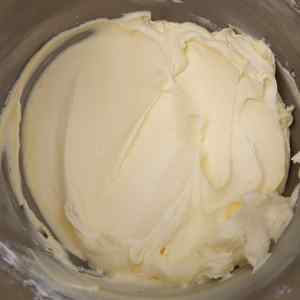 Lapisan krim dalam mangkuk, siap untuk hiasan kue.