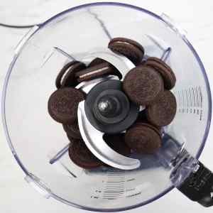 Kue Oreo yang dimasukkan ke dalam blender siap untuk dicampur.