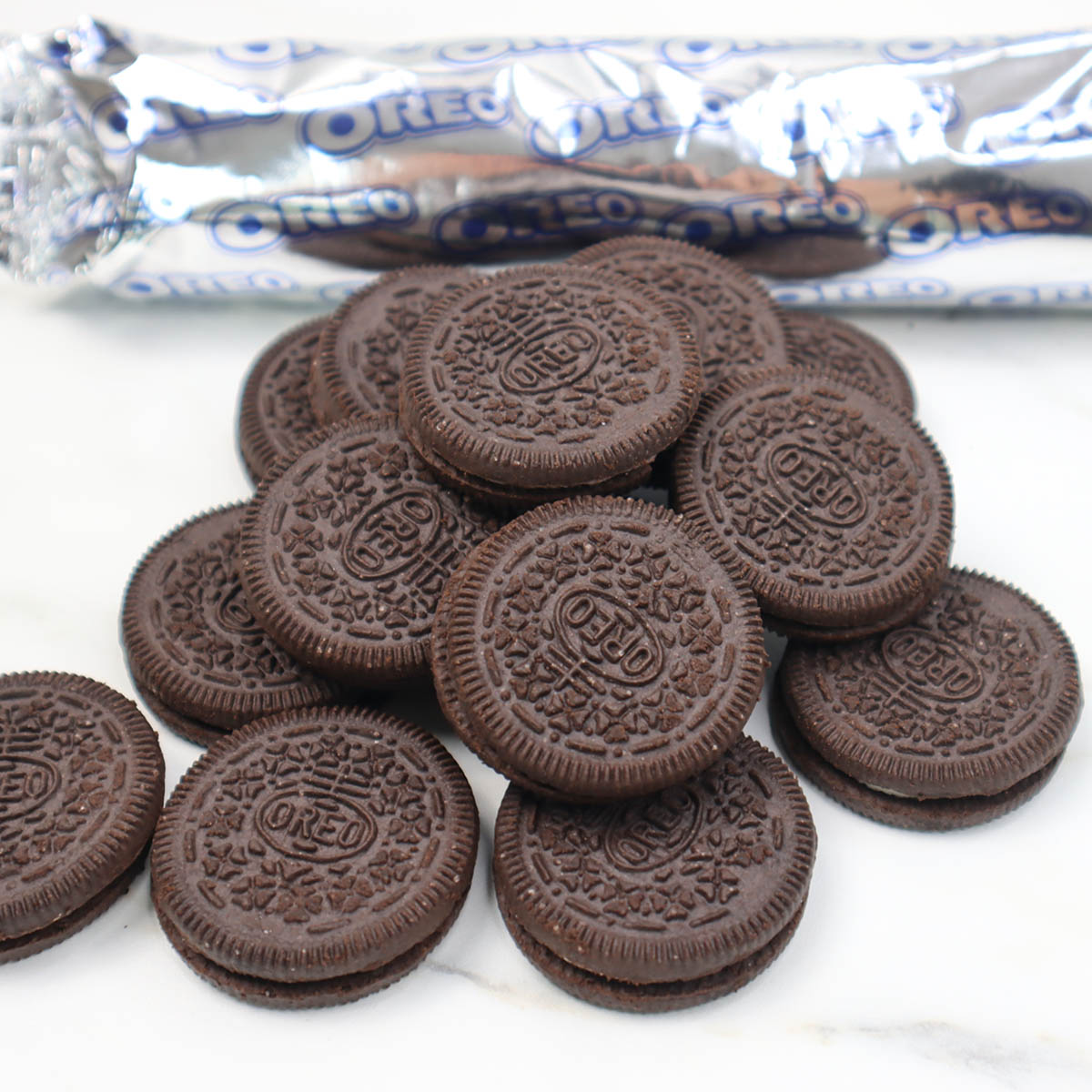 Setumpuk kue Oreo rasa coklat dengan isi yang lembut.