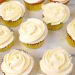 Kue mangkuk rasa vanila dengan lapisan krim yang melingkar di dalam lapisan emas.