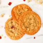 Kue Cokelat Putih, Kacang Mete, dan Cranberry