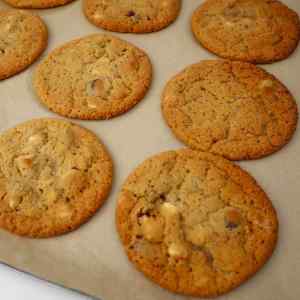 Biscotti al cioccolato bianco, anacardi e mirtilli rossi
