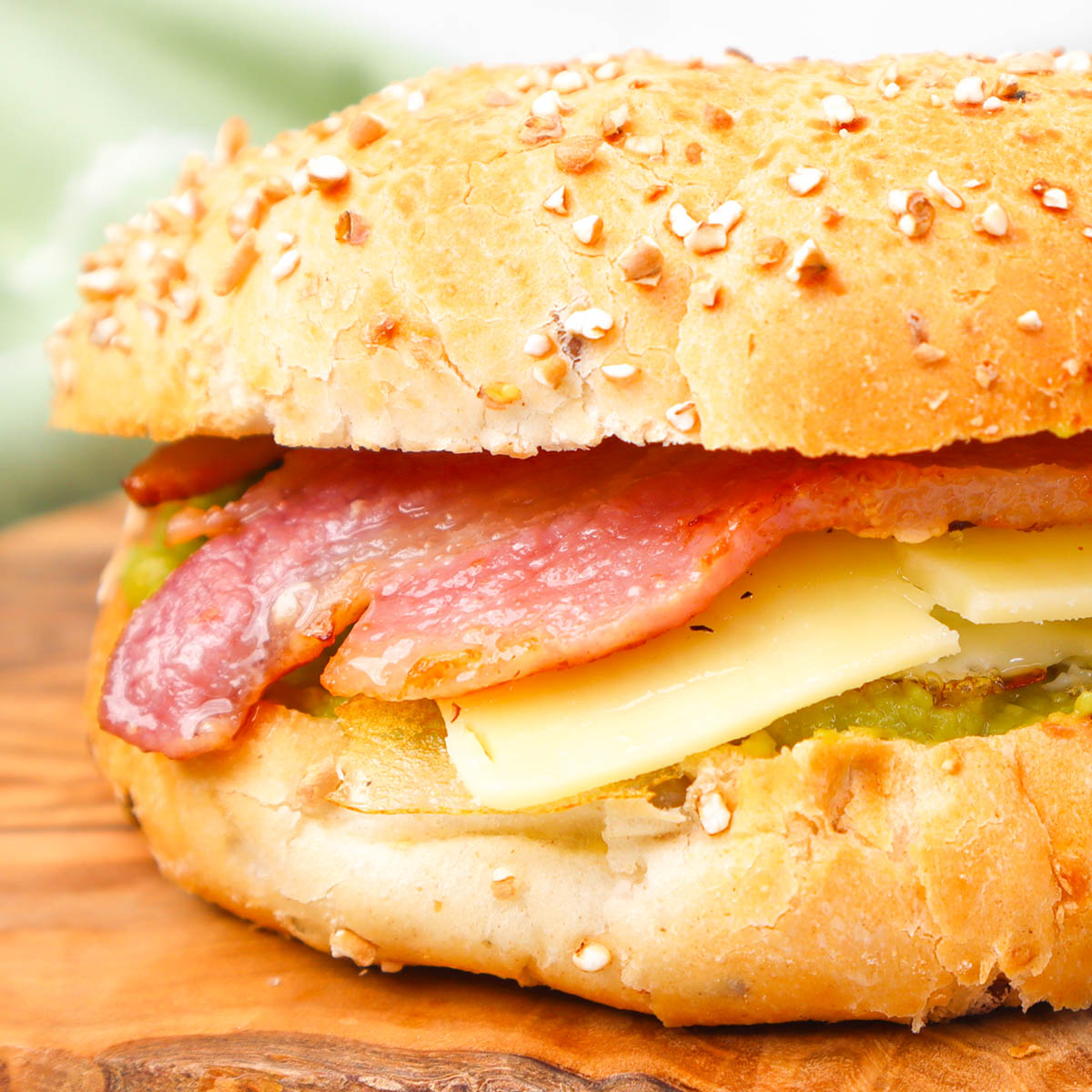 Bagel du petit-déjeuner Gros plan sur un bagel de petit-déjeuner garni de viande et de fromage.