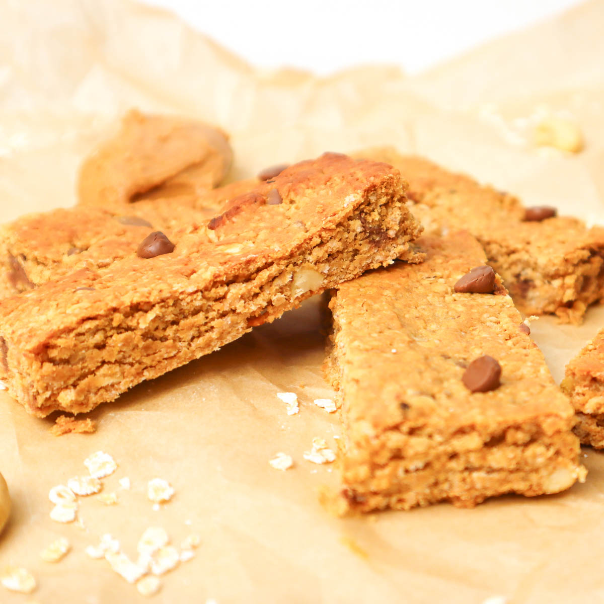 Barres de granola Barres de granola maison aux pépites de chocolat, sur papier sulfurisé.