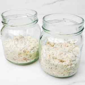 Dois potes de aveia adormecida com creme de limão e sementes de chia.
