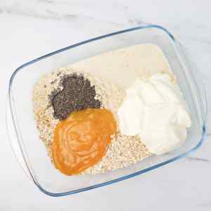 Ingredientes para aveia com creme de limão preparada durante a noite em um recipiente de vidro.