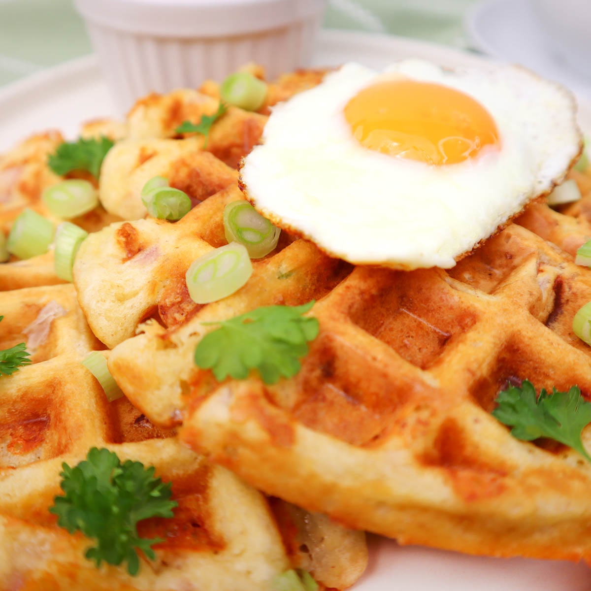 Gaufres salées Gaufres salées garnies d'un œuf au plat et agrémentées d'oignons verts et de coriandre.