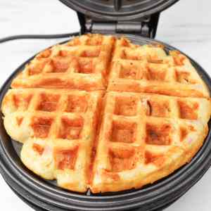 Gaufres salées dorées, cuites dans un gaufrier, présentant une texture croustillante.