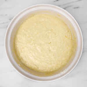 Un bol de pâte à crêpes prêt à cuire.