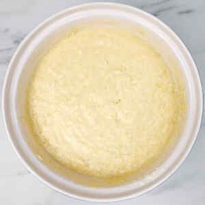 Uma tigela cheia de massa cremosa de panqueca de leitelho.