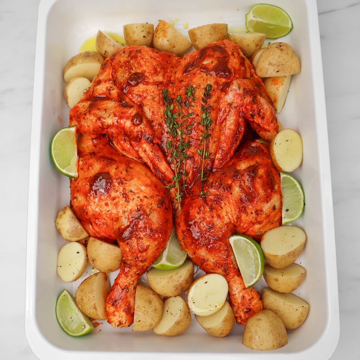 Frango aberto ao estilo mexicano Frango aberto e temperado com especiarias, servido com batatas e fatias de limão.