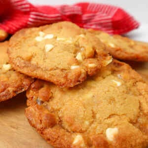 Biscoitos de chocolate branco com gotas de chocolate e favo de mel