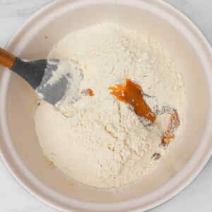 Numa tigela, é possível misturar farinha com uma colherada da mistura de favo de mel.