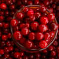 Leuchtend frische Cranberries in einer Glasschale, Nahaufnahme.